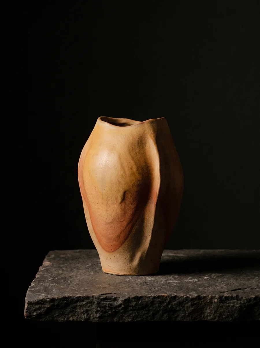 Vaso cerâmico escultural sob luz dirigida